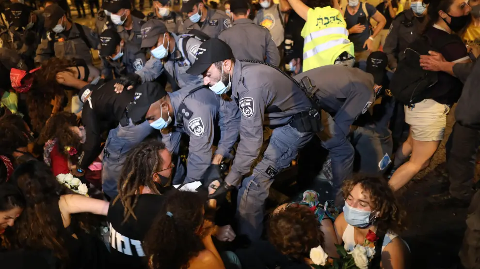 Policías israelíes tratan de desalojar a los manifestantes de las inmediaciones de la casa de Netanyahu.