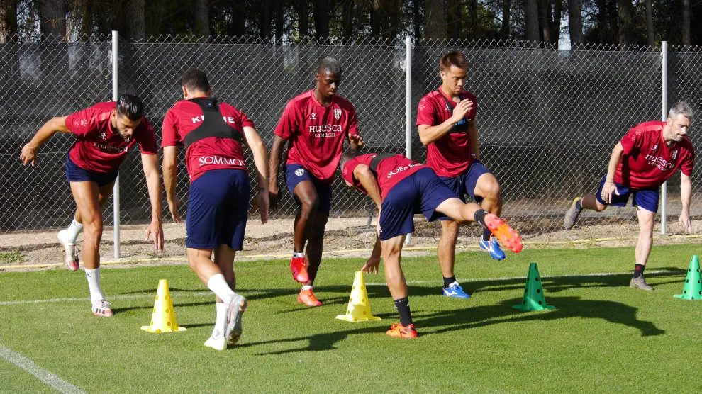 Los jugadores de la SD Huesca, durante la sesión matinal de este lunes.