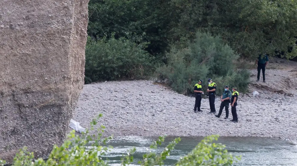 Policía y Guardia Civil tras hallar el cuerpo del último ahogado en la Peña del Cuervo.