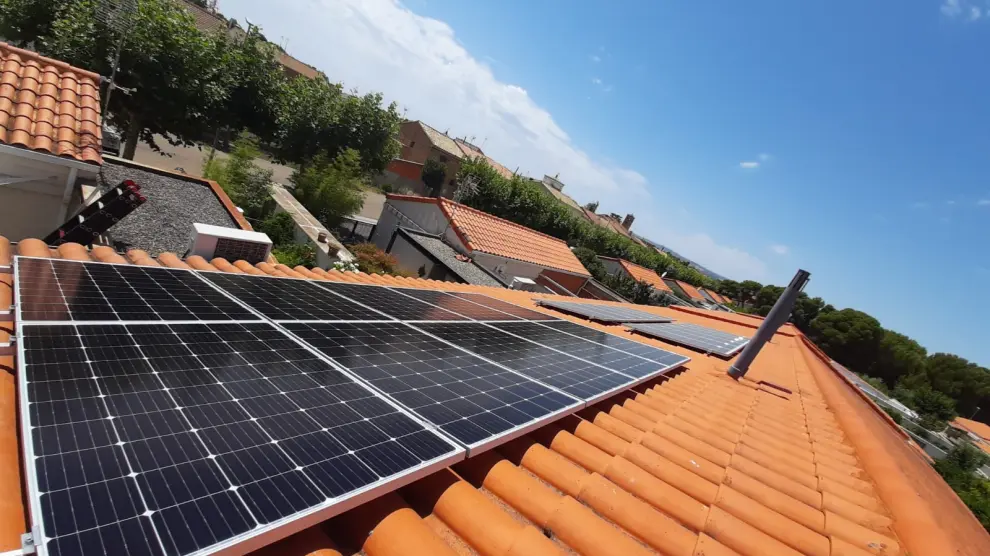 Las placas solares generan una energía limpia y más económica.