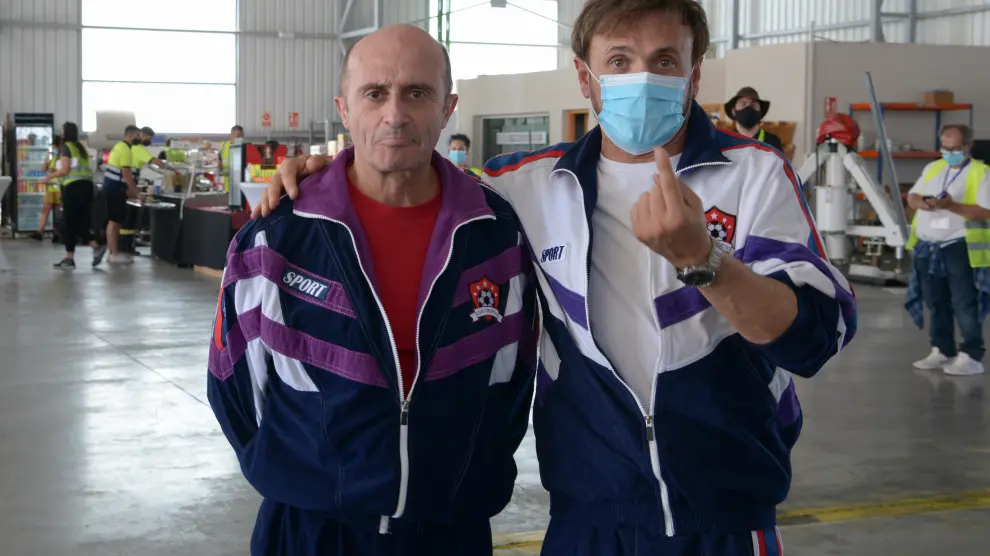 José Mota y Pepe Viyuela en pleno rodaje de 'García y García' en el aeropuerto de Teruel.