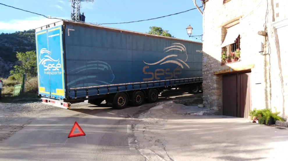 Uno de los dos camiones, atrancado en la calle de acceso a Montoro.