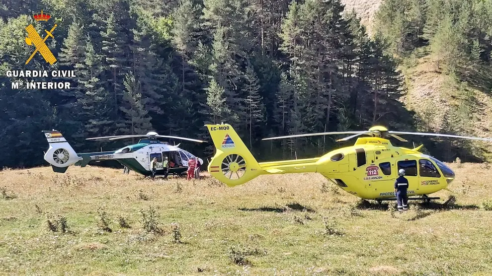 Los helicópteros de la Gardia Civil y del 112 SOS Aragón durante la evacuación de la escaladora herida en el Tozal de Espelengua (Ansó)