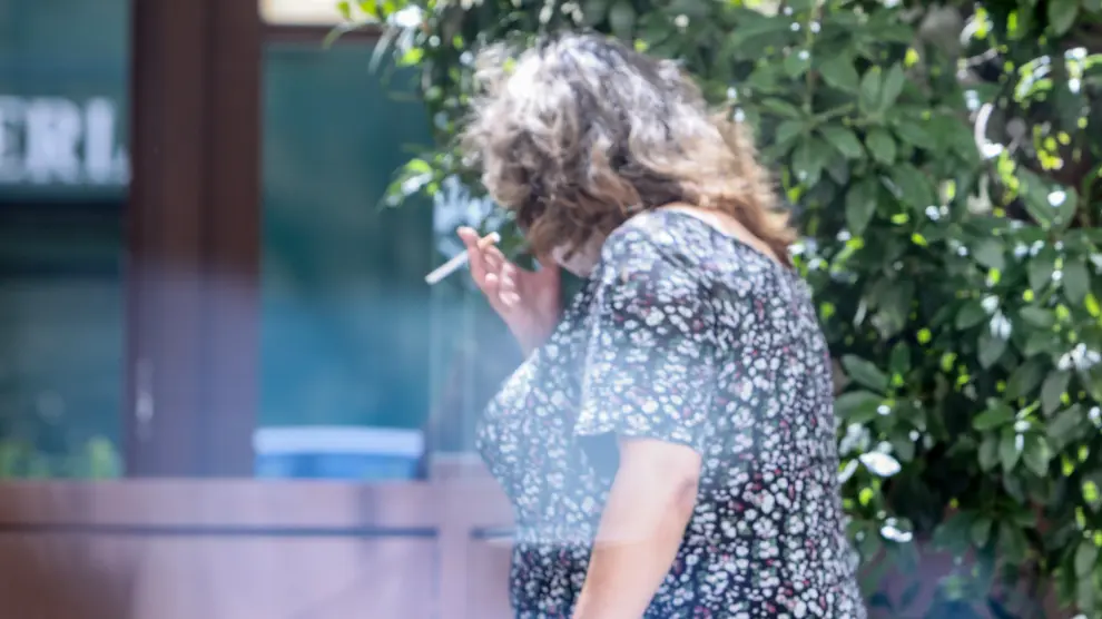 Una mujer fuma en una calle de Madrid.