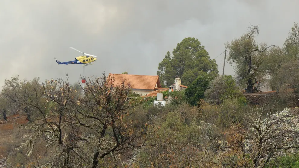 Un helicóptero durante las labores de extinción del incendio forestal en Garafía, el sábado.