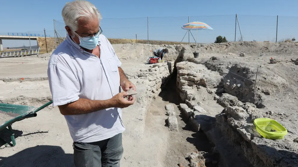 El director de la excavación y del Museo Provincial, Jaime Vicente, muestra un fragmento de cerámica de La Caridad.