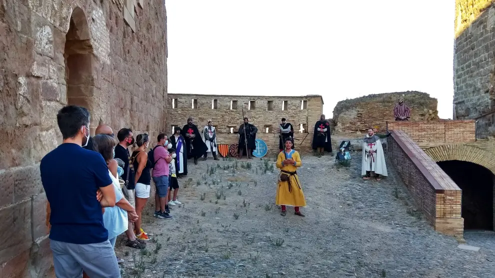 Un momento de la recreación histórica en el exterior del castillo de Monzón.