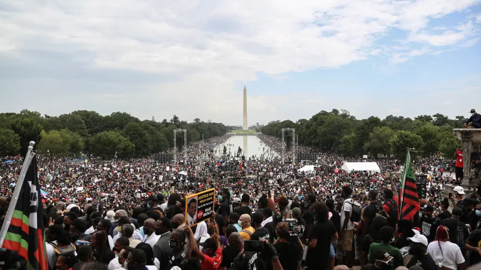 28 August 2020, US, Washington: People and Black Lives Matter activists take part in the 57th anniversary of 1963 March on Washington, at the Lincoln Memorial, during which Martin Luther King Jr delivered his historic "I Have a Dream" speech in, which he called for an end to racism. Photo: Steven Ramaherison/TheNEWS2 via ZUMA Wire/dpaSteven Ramaherison/TheNEWS2 via / DPA28/08/2020 ONLY FOR USE IN SPAIN [[[EP]]] 28 August 2020, US, Washington: People and Black Lives Matter activists take part in the 57th anniversary of 1963 March on Washington, at the Lincoln Memorial, during which Martin Luther King Jr delivered his historic "I Have a Dream" speech in, which he