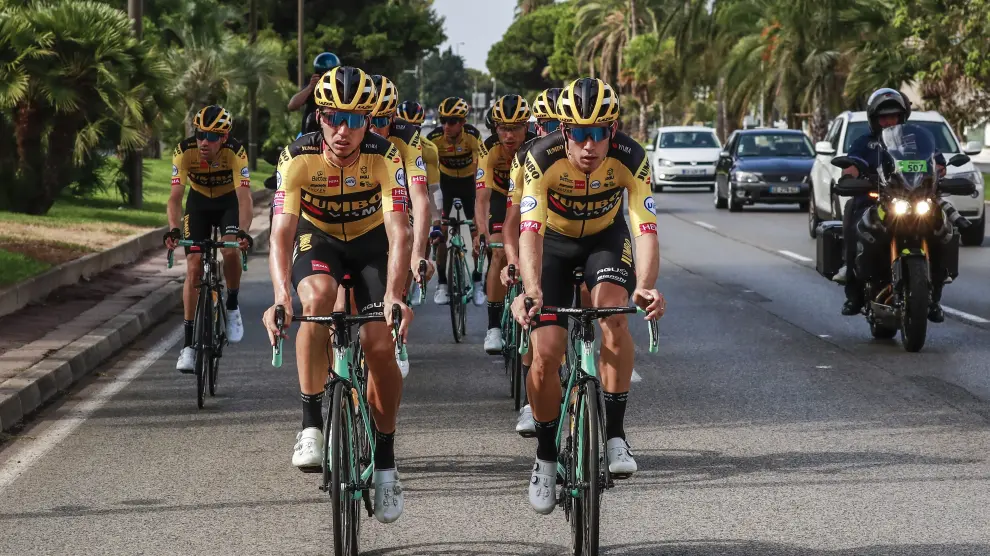 Ciclistas del equipo Jumbo-Visma se entrenan para el Tour de Francia, este viernes en Niza.