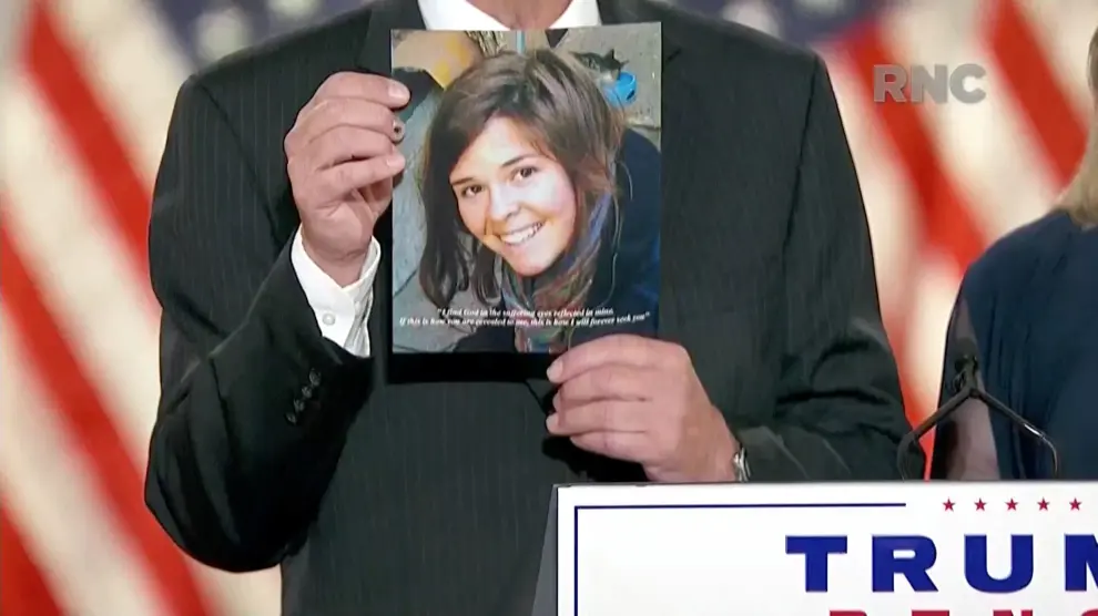 El padre de Kayla Mueller muestra su foto durante la Convención Nacional Republicana.