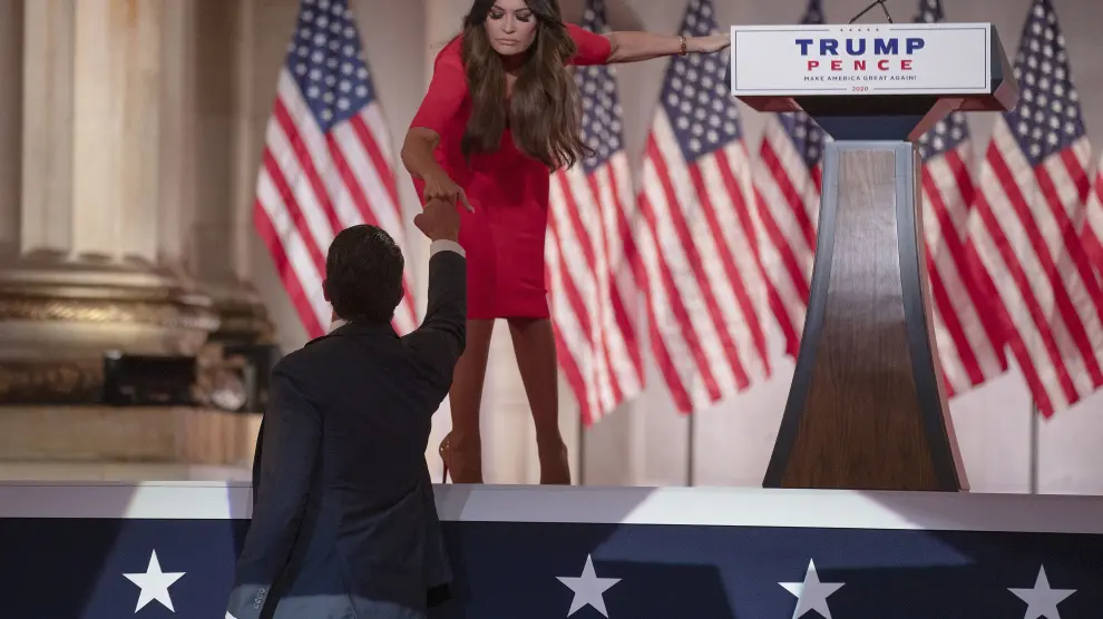 Kimberly Guilfoyle choca puños con su novio, Donald Trump jr.
