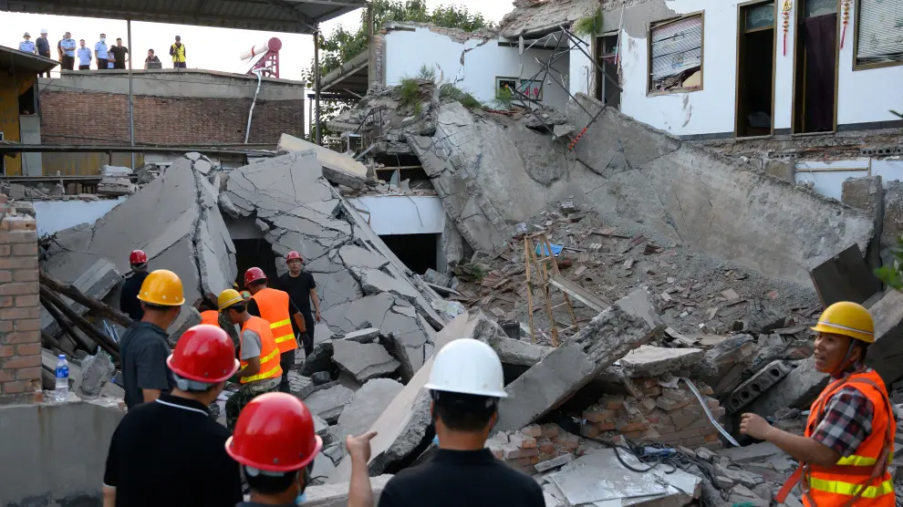 Trabajadores de emergencias durante las labores de rescate tras el derrumbe de un restaurante en China.