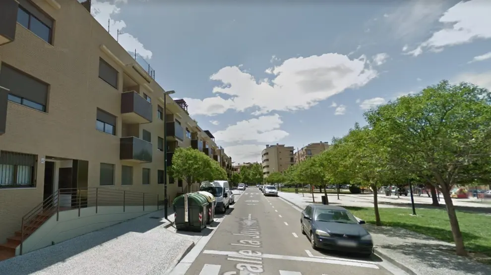 Imagen de unos contenedores en la calle de la Juventud del barrio de Santa Isabel (Zaragoza).