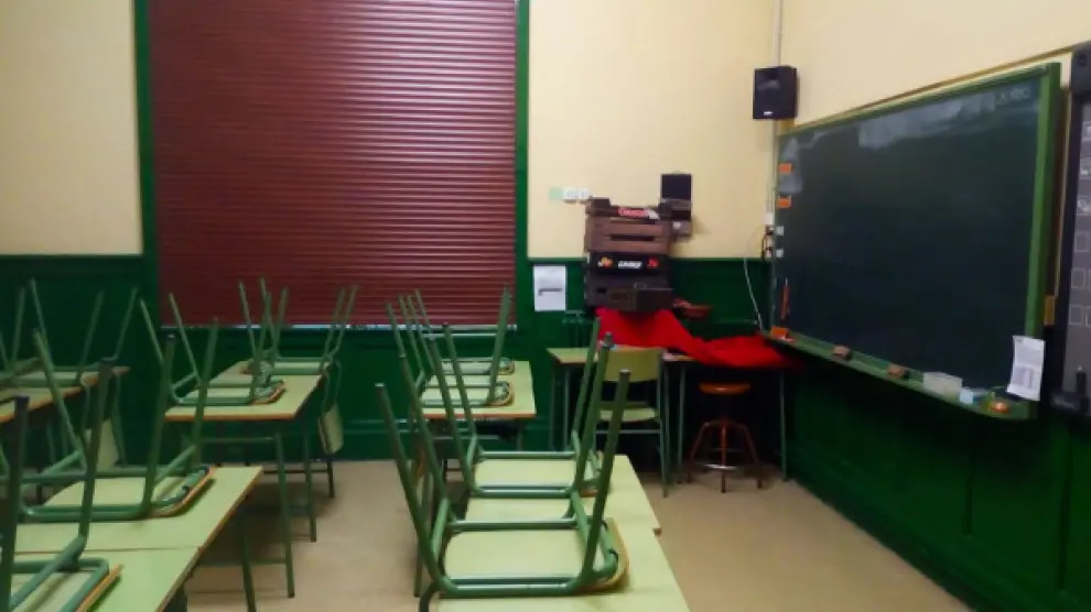 Una de las aulas del colegio El Parque de Huesca, con una máquina de ozono.