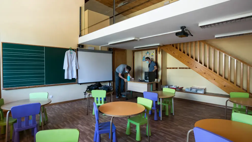 En el Liceo Europa, entre otras medidas, se han instalado toldos para que los más pequeños puedan dar clases al aire libre si el tiempo lo permite.