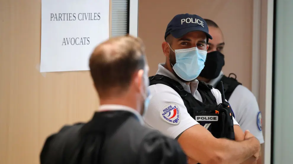 Police and employees stand near the courtroom for the opening of the trial of the January 2015 Paris attacks against Charlie Hebdo satirical weekly, a policewoman in Montrouge and the Hyper Cacher kosher supermarket, at Paris courthouse, France, Steptember 2, 2020. The trial will take place from September 2 to November 10. REUTERS/Charles Platiau [[[REUTERS VOCENTO]]] FRANCE-CHARLIEHEBDO/TRIAL