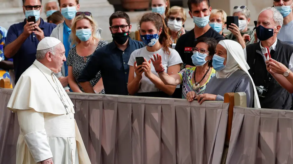 Pope Francis arrives for the first weekly general audience to readmit the public since the coronavirus disease (COVID-19) outbreak in the San Damaso courtyard at the Vatican, September 2, 2020. REUTERS/Guglielmo Mangiapane [[[REUTERS VOCENTO]]] HEALTH-CORONAVIRUS/POPE