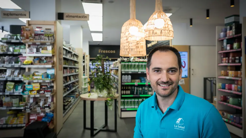Sanz Lagunas, en su tienda, preside la asociación de herbolarios desde hace cuatro años.