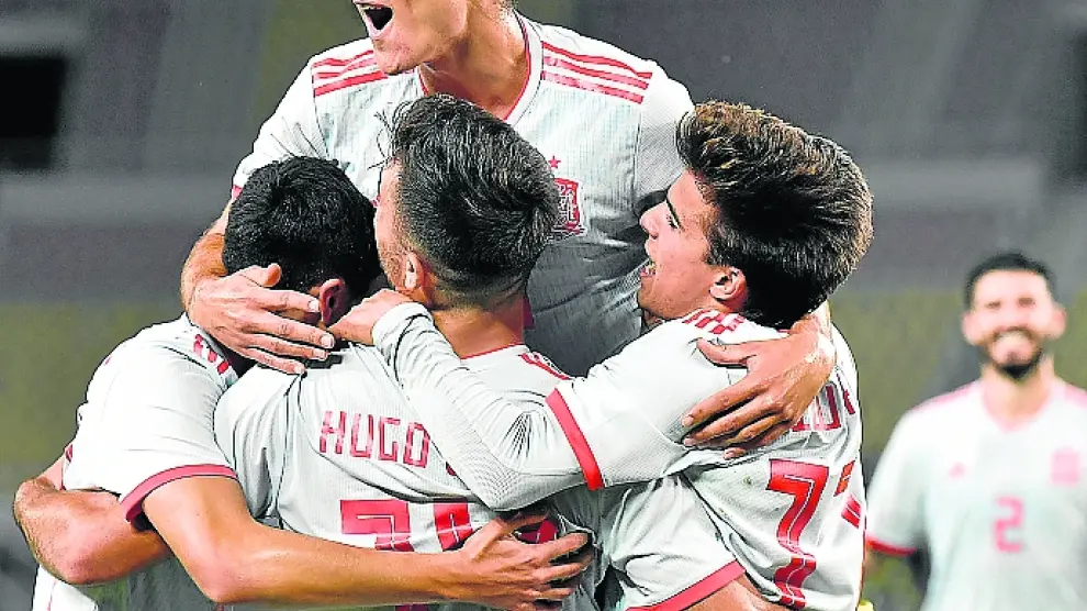 Los jóvenes futbolistas españoles celebran el gol de la victoria.