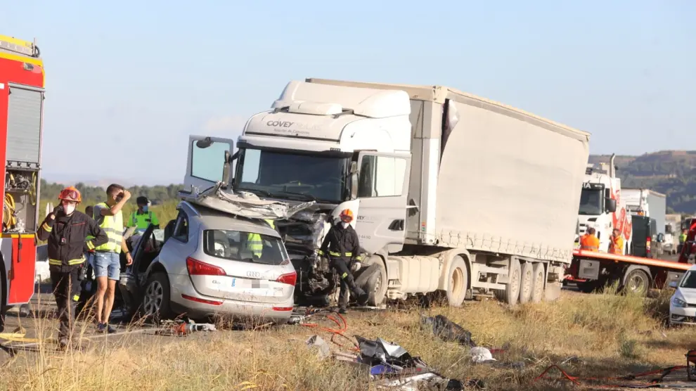 El camión chocó frontalmente con el coche en el que viajaban los tres fallecidos.