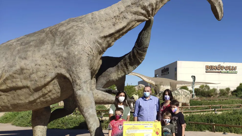 Fernando Díaz Rouco y su familia, ganadores del premio ‘Pasaporte Dinópolis’, dotado con 1.000 euros.
