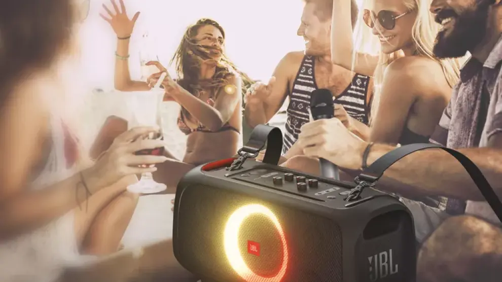 El PartyBox On-The-Go tiene menos potencia (100W) pero cuenta con micros inalámbricos para karaoke.