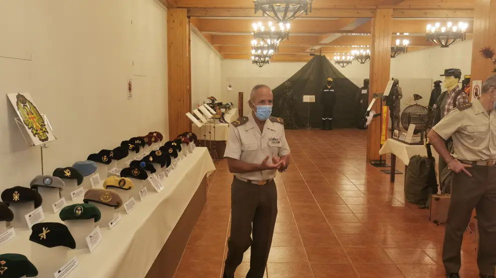 Exposición de gorras, boinas y cascos de las Fuerzas Armadas en Jaca