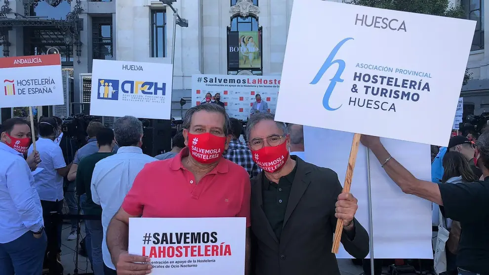 Carmelo Bosque, a la derecha, en la concentración de este miércoles en Madrid.