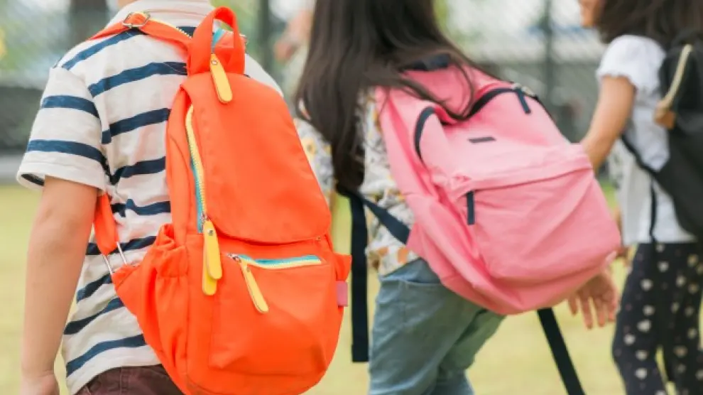 El peso de la mochila es uno de los debates más populares en los colegios.