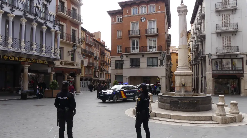 Dos agentes de la Policía Nacional, en la plaza del Torico de Teruel.