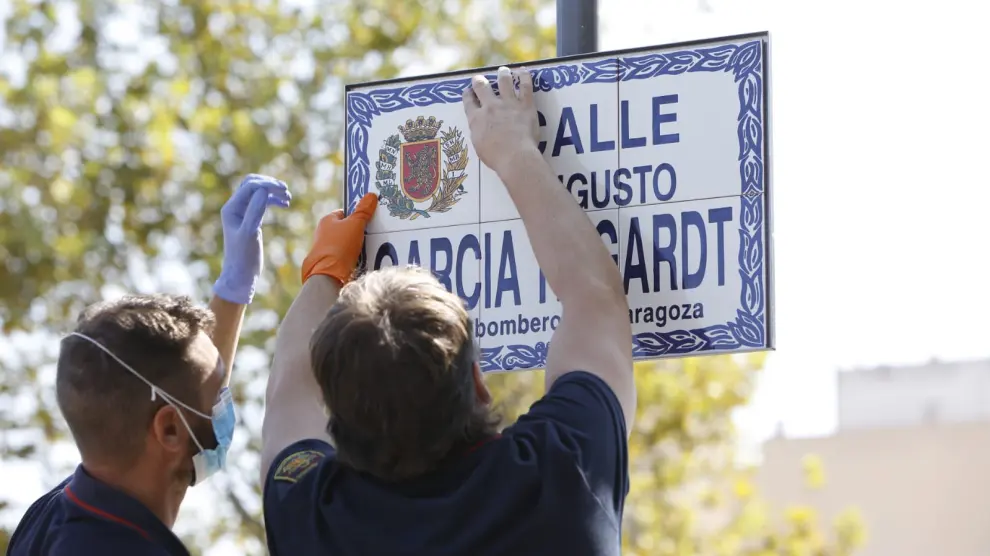 Los bomberos de Zaragoza colocan la placa con el hombre de su compañero, Augusto García Hegardt