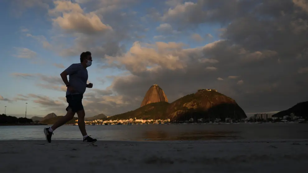 Un hombre corre por la playa de Botafogo, en Brasil, en una imagen tomada el pasado mes de agosto