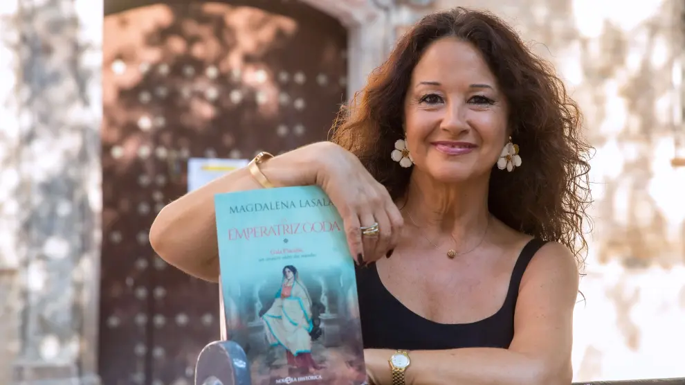 La escritora zaragozana Magdalena Lasala, con su libro.