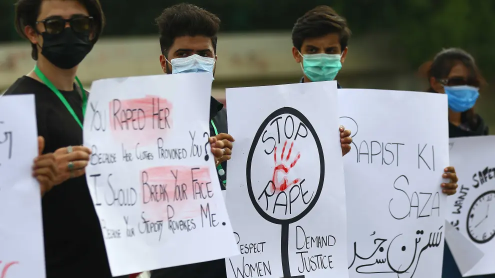 Un grupo de activistas protesta por la violación en la ciudad paquistaní de Karachi.