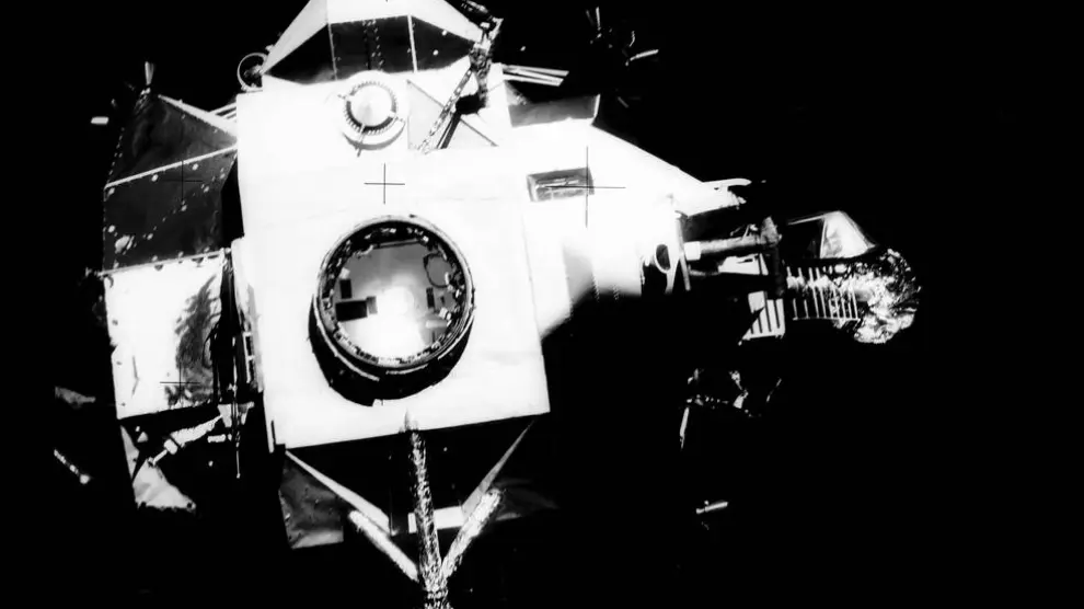 El módulo lunar del Apollo 13, Aquarius, visto desde el módulo de mando nada más salir despedido.