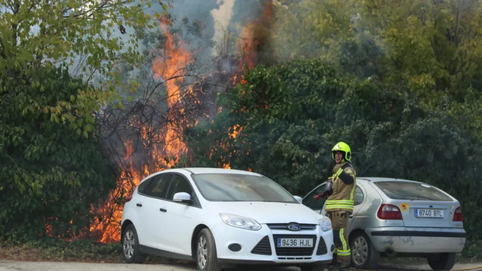 Las llamas han afectado a algunos vehículos, matorral y unas vallas publicitarias