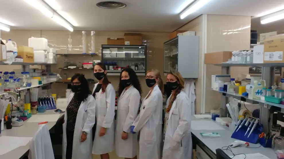 Investigadoras del grupo Metabolismo y células madre del cáncer del IIS Aragón, con las mascarillas solidarias