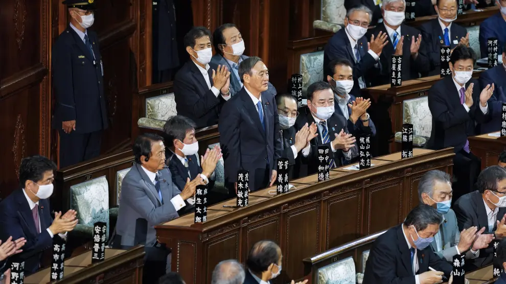 Suga es aplaudido por el parlamento japonés nada más ser elegido.