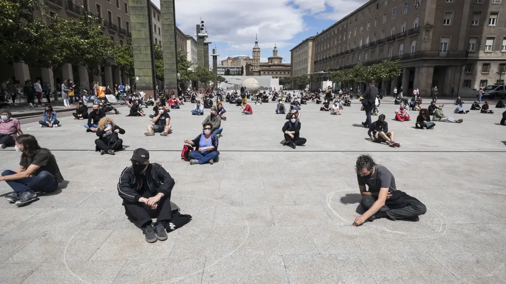 Acción de protesta de trabajadores de la cultura en Zaragoza por la falta de atención en la crisis actual del coronavirus