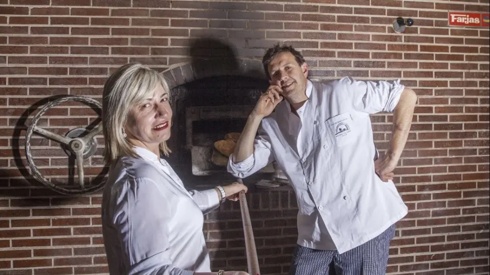 Carlos Sesplugues y su mujer Julia Garanto, en su horno de leña de Casa Pilara, en el municipio oscense de Alcampell.