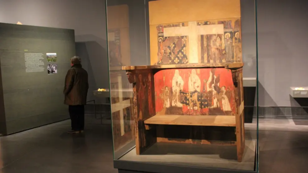 La obra más llamativa de Sijena que aún conserva el Museo de Lérida es el trono de doña Blanca de Aragón y Anjou, del siglo XIV.