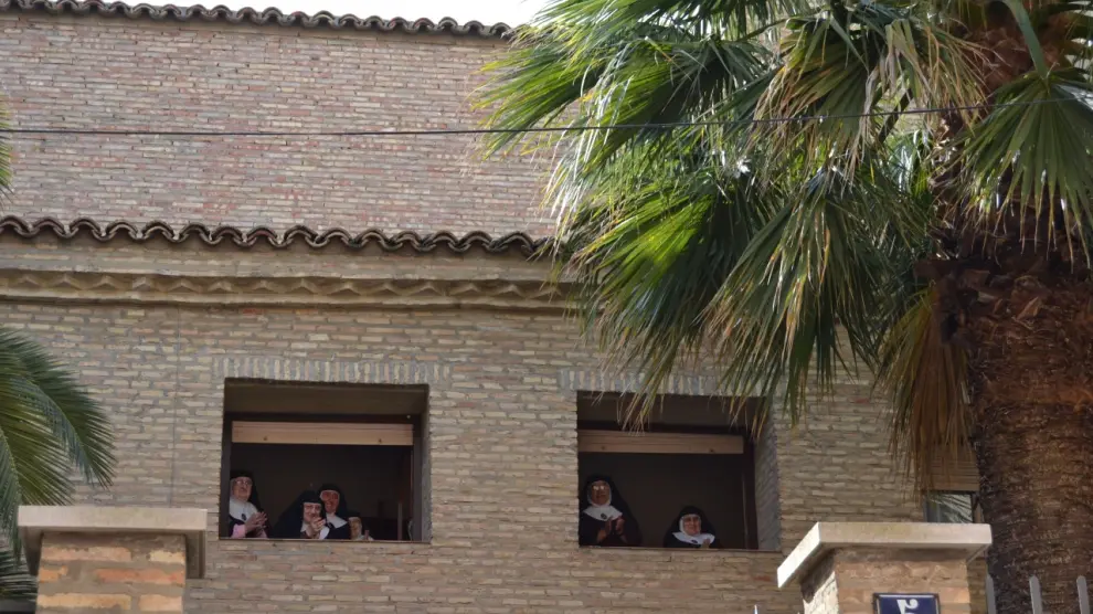 Imagen de archivo del convento de Las Clarisas de Tauste durante una procesión en el que las monjas se asomaban a las ventanas.