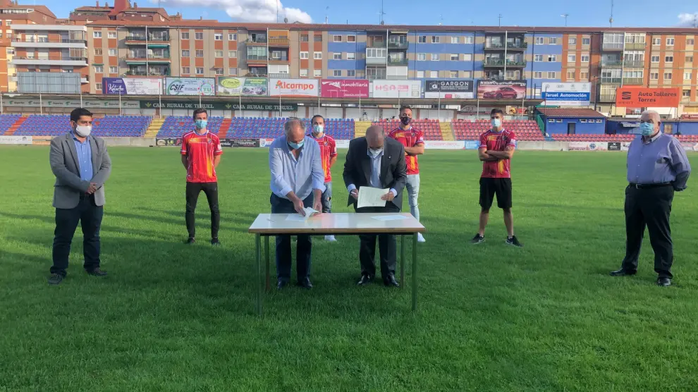 El presidente Manuel Rando ha firmado el convenio con el presidente del Club, Ramón Navarro, en el campo Pinilla.