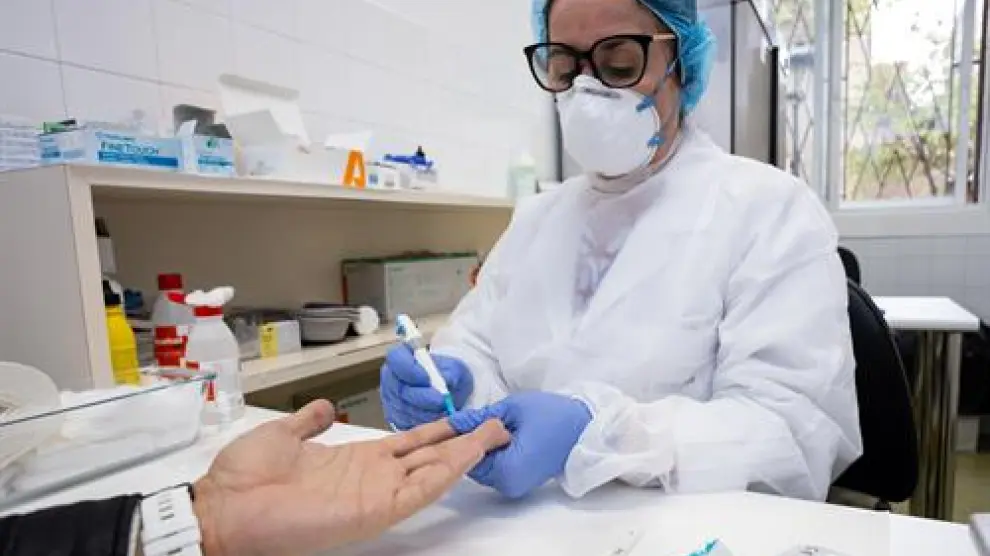 Realización de un test rápido de coronavirus en Zaragoza
