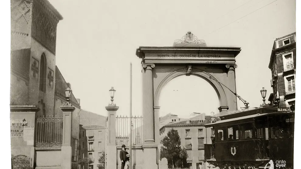 Puerta del Duque de la Victoria. 1904. Autor: Silvestre Hernández Gil. Archivo Hernández-Aznar