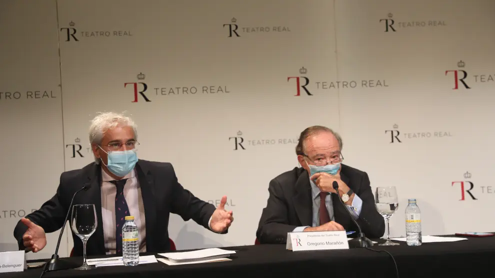 El director general del Teatro Real, Ignacio García-Belenguer Laita, y el presidente, Gregorio Marañón y Bertrán de Lis, durante su comparecencia tras la suspensión de una función.