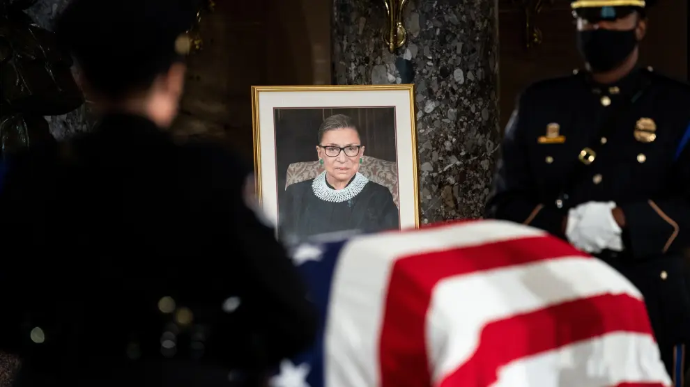 Una foto de la juez Ginsburg, delante de su féretro en el Capitolio de Estados Unidos.