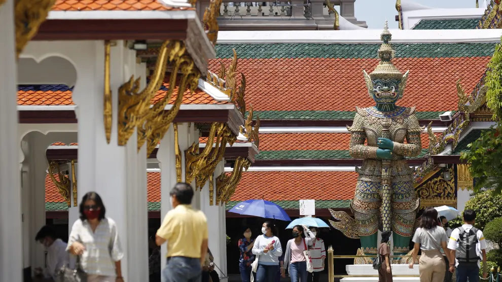 Imagen de turistas estos días en el gran palacio de Bangkok, en Tailandia.