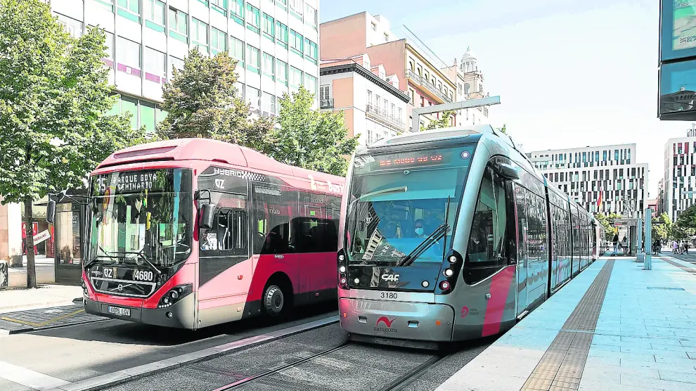 Un autobús urbano de la línea 35 y un tranvía circulan por el paseo de la Independencia de Zaragoza.