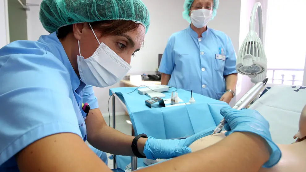 Una enfermera del hospital de Basurto, en Bilbao, tatúa un pezón y su areola a una paciente.